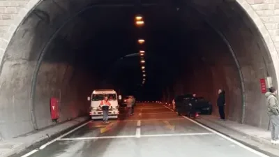 Tünelde beton mikseri ile 3 otomobilin karıştığı zincirleme kazada 3