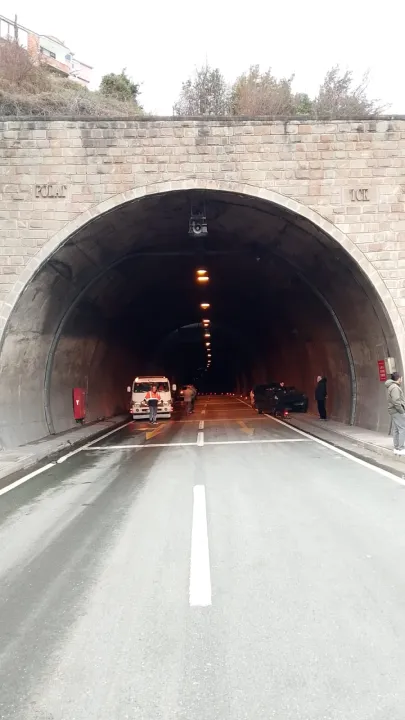Tünelde 4 araç, zincirleme kazaya karıştı: 3 yaralı