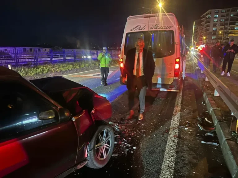 Minibüse arkadan çarpan otomobildeki bir kişi yaraland