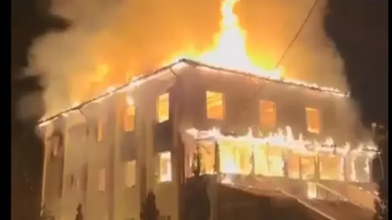 Bolu'nun Mengen ilçesine bağlı Kadısusuz köyündeki Yeni Cami, gece saatlerinde