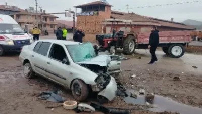 Traktörle çarpışan otomobilin sürücüsü öldü