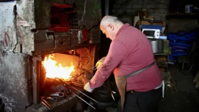 Giresun'da lise yıllarında demirciliğe başlayan Ahmet Henden, fındık bahçelerinde ot