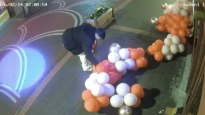 Sevgililer Günü süslemesi için asılan balonlara zarar verdi