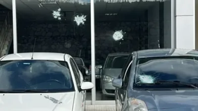 Motosikletli kişiler iş yerine silahla saldırdı