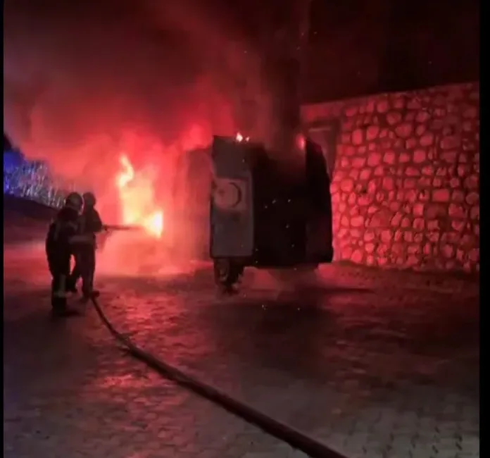 Hasta nakil aracı alev aldı! Yatalak hasta kurtarıldı