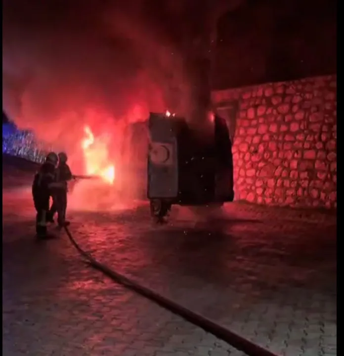 Hasta nakil aracı alev aldı! Hasta nakil aracı alev aldı!