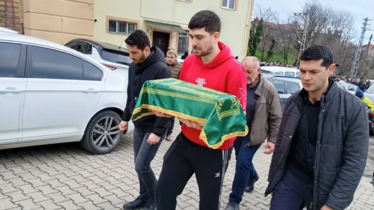 Genç futbolcunun 1,5 aylık bebeği kalbine yenildi