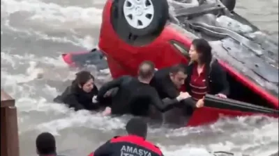 Kaza yapan otomobil, nehre uçtu; anne ile kızı yaralı kurtuldu