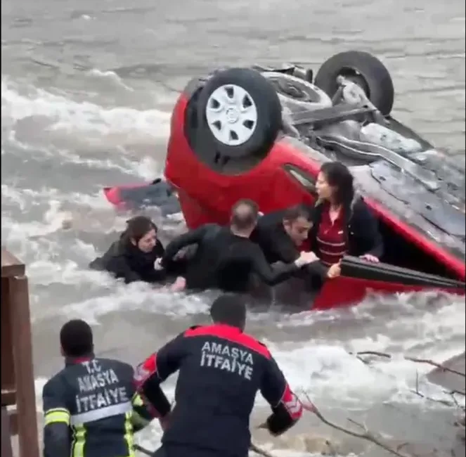 Kaza yapan otomobil, nehre uçtu; anne ile kızı yaralı kurtuldu
