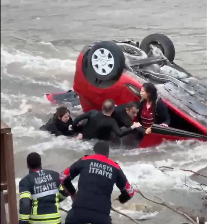 Kaza yapan otomobil, nehre uçtu