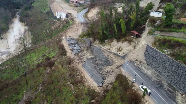 Ordu’yu İç Anadolu’ya bağlayan Akkuş-Niksar karayolunda meydana gelen heyelan sonrası