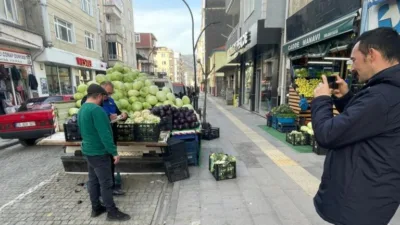 Giresun'un Espiye ilçesinde, yaya geçişini engelleyen kaldırım işgallerine karşı zabıta