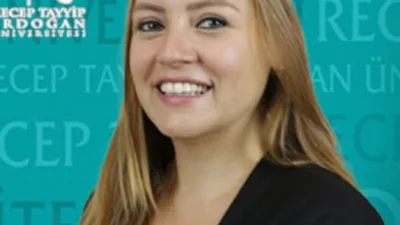 İktisat akademisyeni evinin balkonundan düşüp öldü