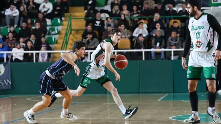 Giresun Kerasusspor ağır yara aldı! Giresun Kerasusspor, lider Akhisar’a boyun eğdi