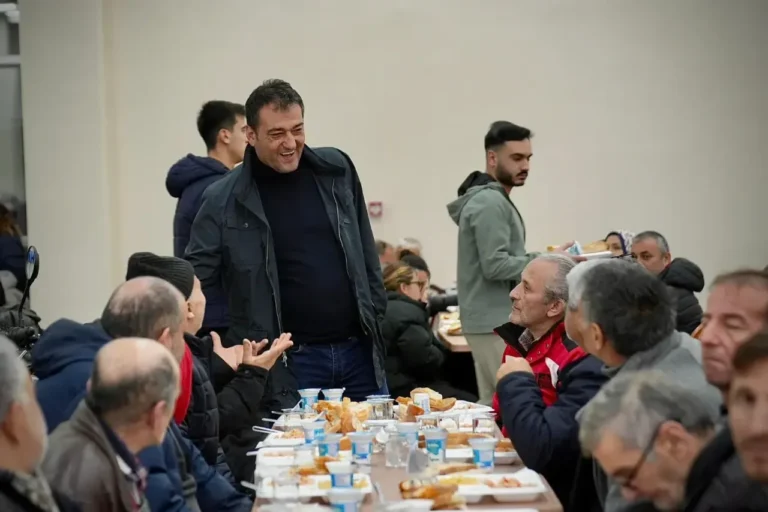 Başkan Köse, orucunu belediyenin kurduğu iftar sofrasında vatandaşlarla birlikte açtı