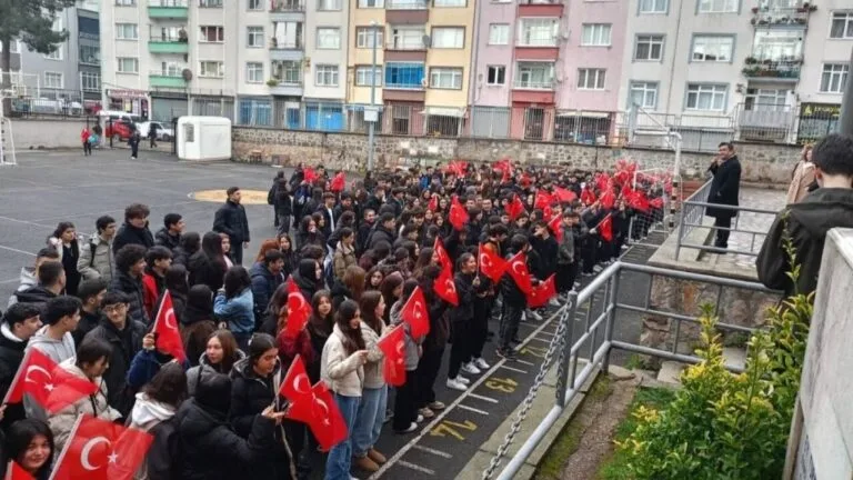 Giresun'da ilk ve orta öğretim öğrencileri ders ziliyle birlikte ikinci