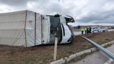 Hayvan nakliye kamyonu devrildi! 3 Kişi yaralandı