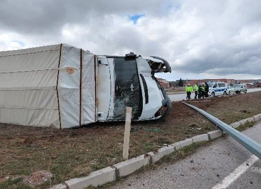 Hayvan nakliye kamyonu devrildi! 3 Kişi yaralandı