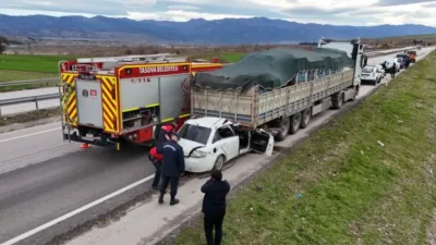 Akrabalarının cenazesine gelen iki kişi TIR'ın altında can verdi