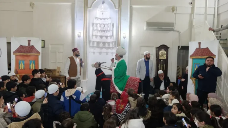 Manisa’nın Şehzadeler ilçesindeki Dilşikar Camii’nde, Ramazan ayının manevi atmosferini çocuklara