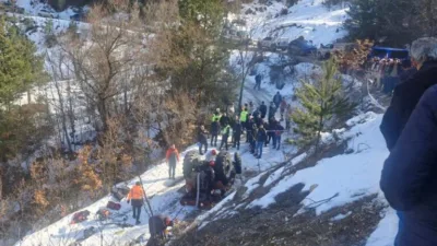 Artvin'in Ardanuç ilçesinde meydana gelen traktör kazasında, buzlu yolda kontrolden