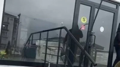 Emlak ofisine silahlı saldırı kamerada!