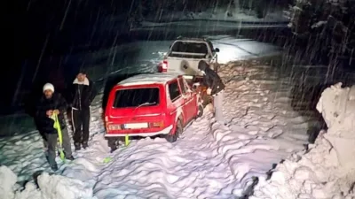 Giresun'da kara saplanan 3 araç kurtartıldı!