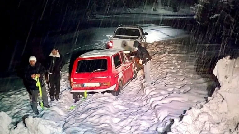 Giresun'da kara saplanan 3 araç kurtartıldı!