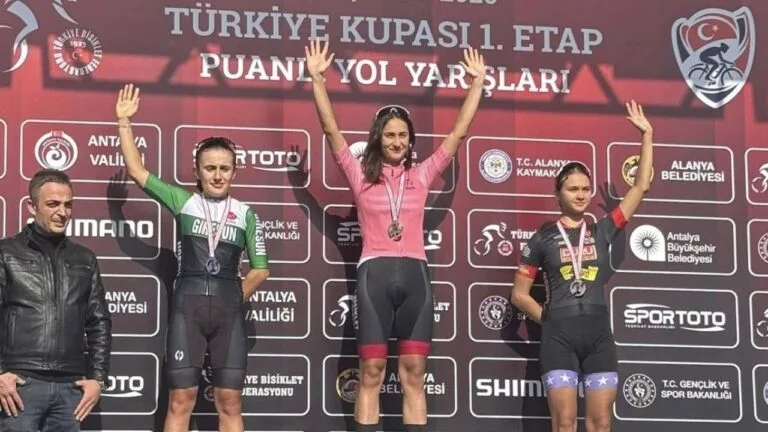 Giresunlu bisikletçiler Antalya’da esti Giresunlu bisikletçiler Antalya’da esti