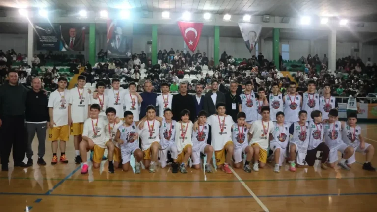 Giresun’da düzenlenen U14 Erkekler 6. Bölge Basketbol Şampiyonası sona erdi.