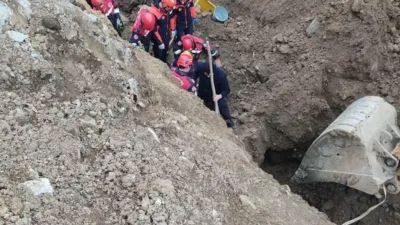 Göçük altında kalan operatör kurtarıldı