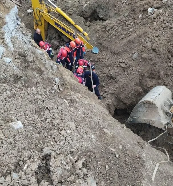 Göçük altında kalan operatör kurtarıldı