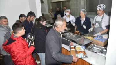 Yemek servisini Başkan Aysel Uzun yaptı