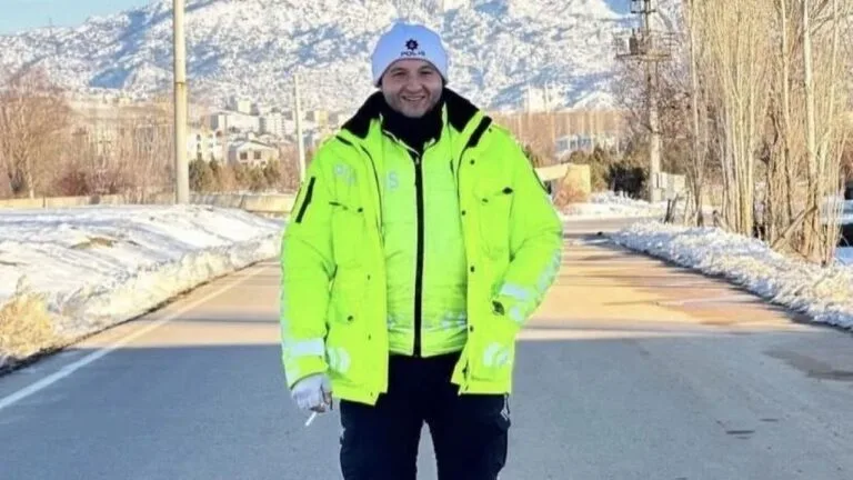 Giresun’da görevliyken intihar etmişti! Son isteğini Sedat Peker yerine getirdi Giresun’un Piraziz ilçesinde görev yapan trafik polisi Emrah Sevim, 17