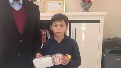 Giresun'un Eynesil ilçesinden ilkokul öğrencisi Ertuğrul Şen, kumbarasındaki harçlıklarını Filistin'deki