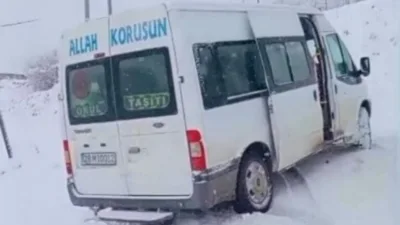 Giresun’un Çamoluk ilçesinde kar yağışı nedeniyle yolda kalan öğrenci servisine