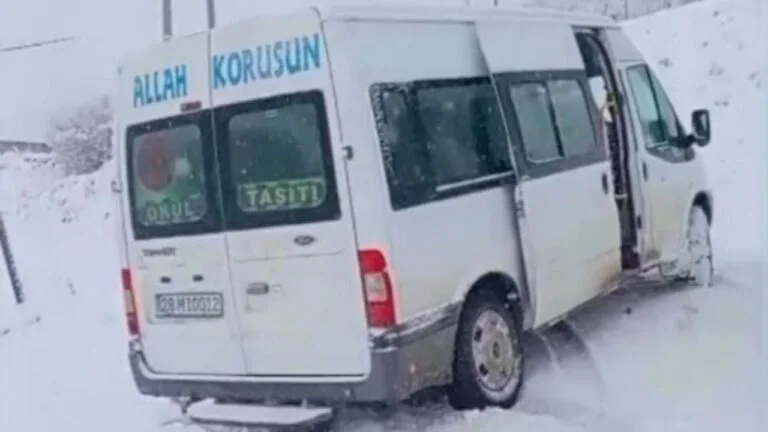 Giresun’un Çamoluk ilçesinde kar yağışı nedeniyle yolda kalan öğrenci servisine