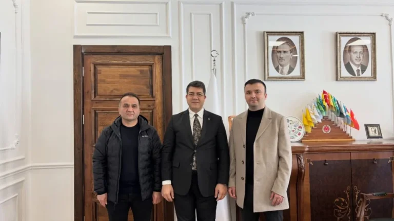 Piraziz kaymakamı Burak Öz, Piraziz Devlet Hastanesi’nin yeni Başhekimini makamında