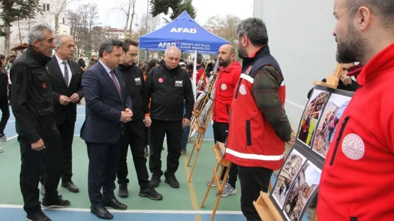 Deprem bilincini ve toplumsal dayanışmayı güçlendirmek amacıyla anma programı düzenlendi