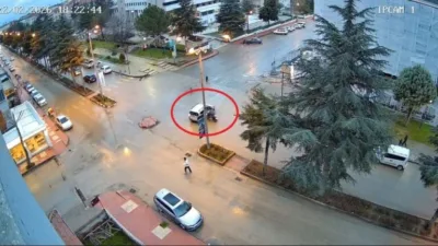 Hafif ticari araca motosikletin çarptığı kaza kamerada: 2 yaralı