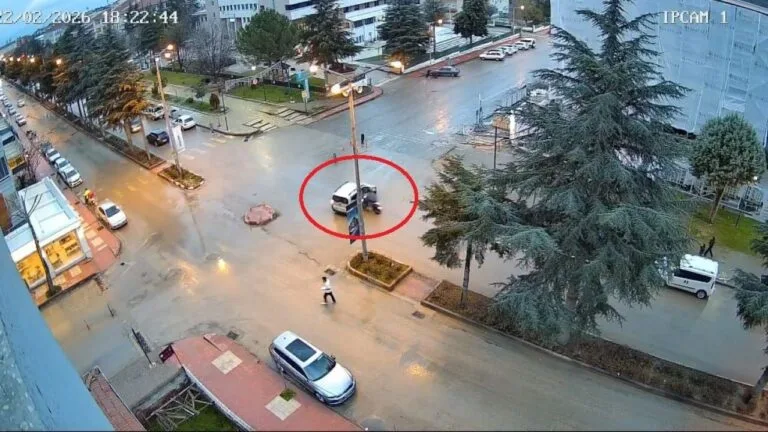 Hafif ticari araca motosikletin çarptığı kaza kamerada: 2 yaralı