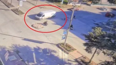 Kavşağa hızlı giren motosikletin minibüse çarptığı kaza kamerada