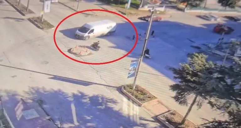 Kavşağa hızlı giren motosikletin minibüse çarptığı kaza kamerada