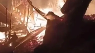 İki katlı ev alev alev yandı