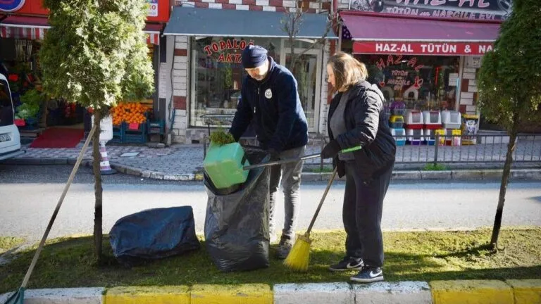 Giresun Belediyesi Park ve Bahçeler Müdürlüğü ekipleri, şehir genelinde çevre