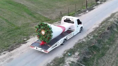 Dev çiçek buketiyle evlilik teklifi!