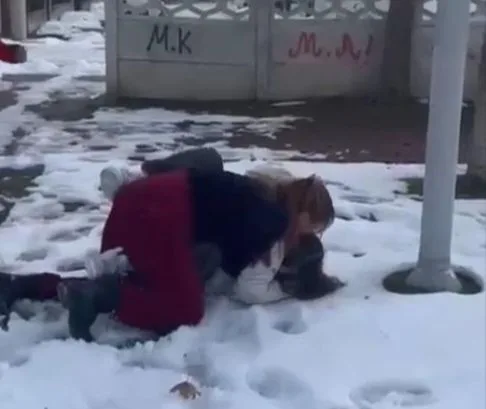 Parkta gezen kız öğrenciler darp edildi