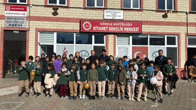 Giresun’da öğrencilere manevi değerler aşılanıyor Görele Ziya Okay İlkokulu öğrencileri, Demirci Mehmet Camii ve gençlik