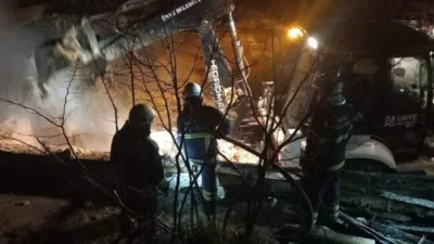 Samanlıkta ahıra sıçrayan yangında 25 büyükbaş öldü