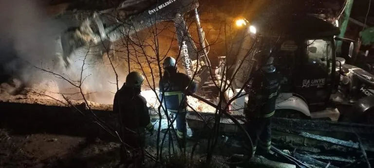 Samanlıkta ahıra sıçrayan yangında 25 büyükbaş öldü